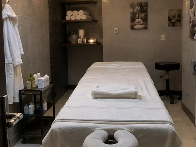 Raflarında havlu duran, bornozlu masaj odası — İstanbul, Masaj Salonun