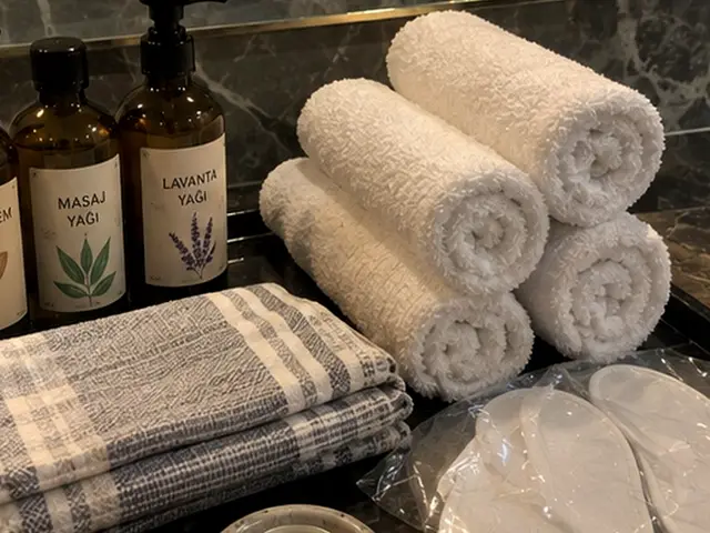 Masaj ve lavanta yağı, rulo havlular ve ekose peştemal — İstanbul, Masaj Salonun